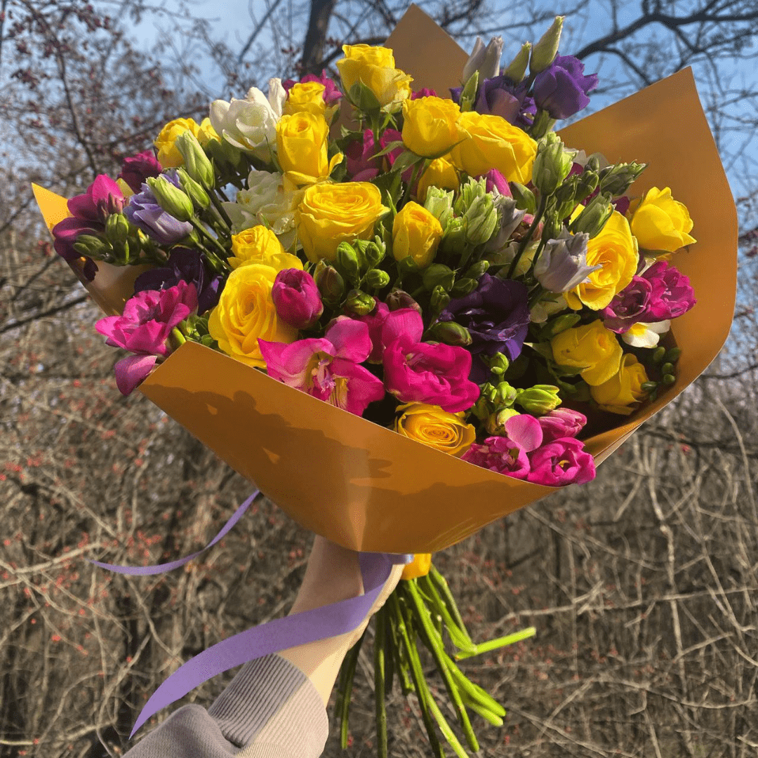 AMM1.1-min Buchet frezie, minirosa si lisianthus - imagine 1